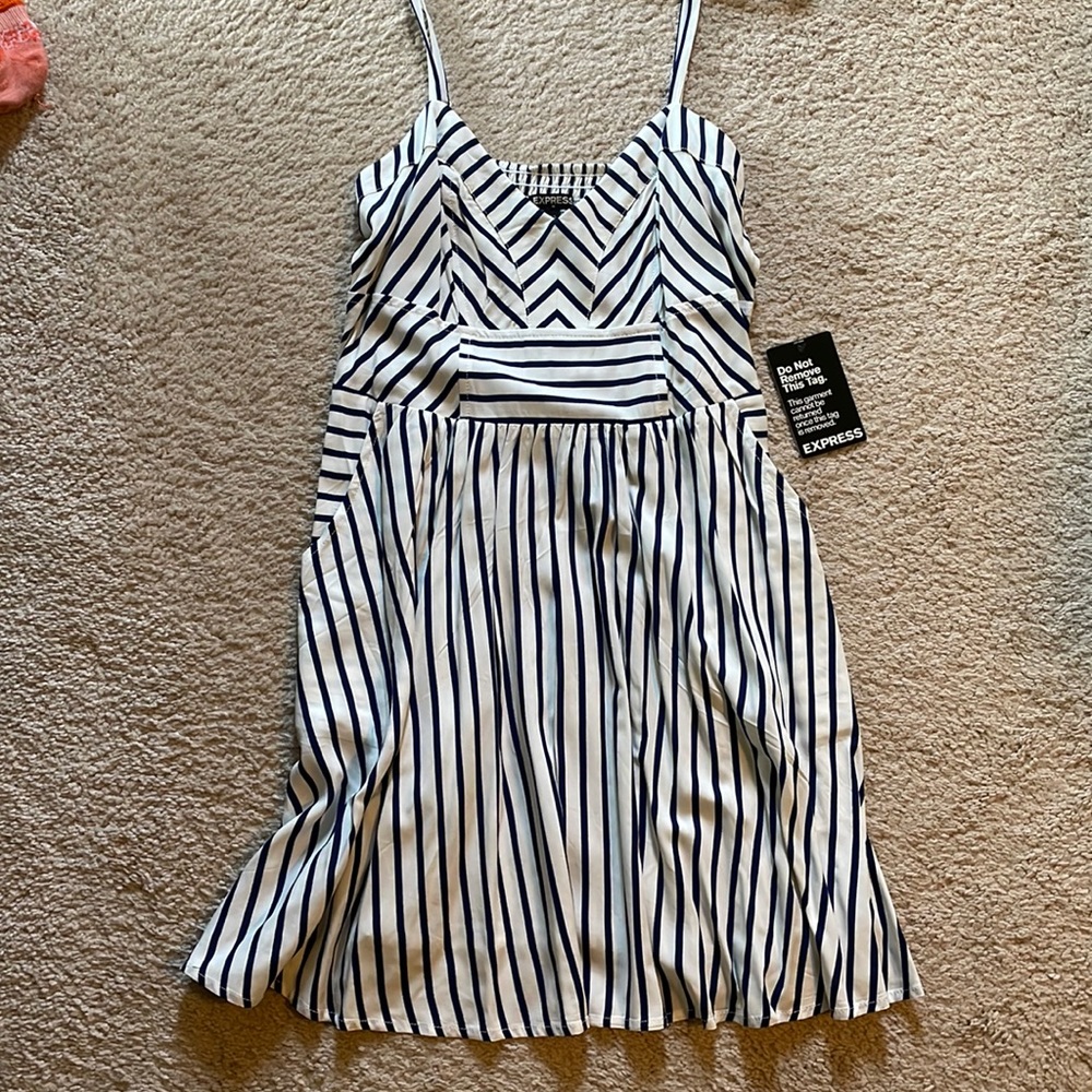 White and navy short dress from Express. Never worn with tags on size Small